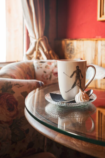 Café au bar de l'hôtel Au Chamois d'Or - NGPROD