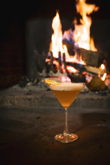 Cocktail à côté d'un feu à l'hôtel Au Chamois d'Or - NGPROD