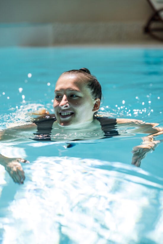 Nageuse dans la piscine du Chamois d'Or Alpes d'Huez - NGPROD