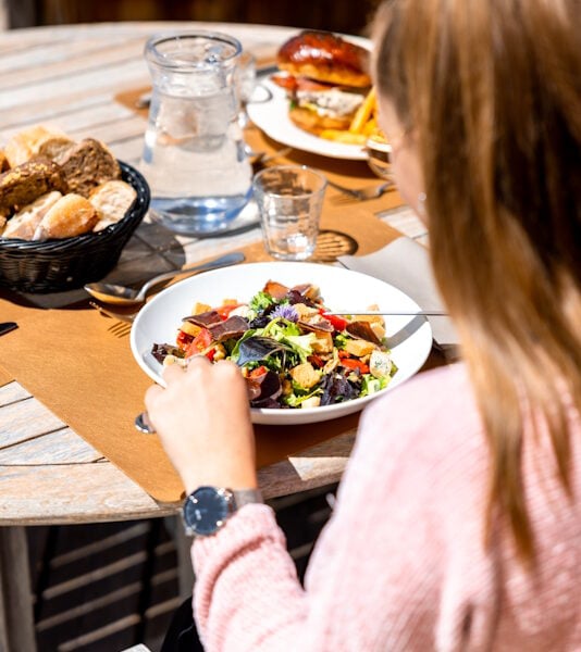 Salade l'été sur la terrasse du Chamois d'Or - NGPROD